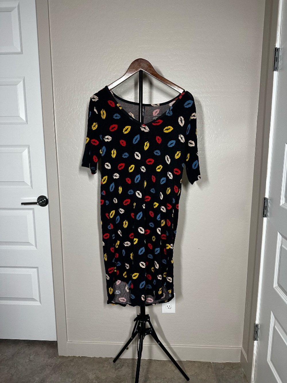 Torrid Multicolor Lip Print Dress Size 0 (10/12)